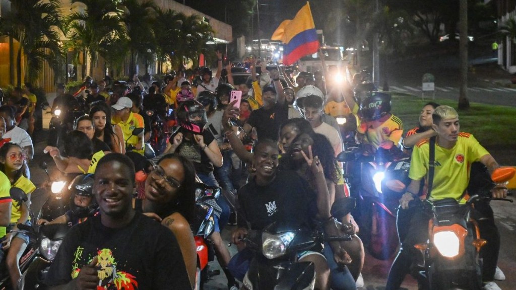 Los aficionados colombianos celebran la victoria de su equipo después del partido de fútbol semifinal de la Copa América 2024 entre Uruguay y Colombia en Cali, Colombia, el 10 de julio de 2024. (Foto de JOAQUIN SARMIENTO/AFP vía Getty Images)