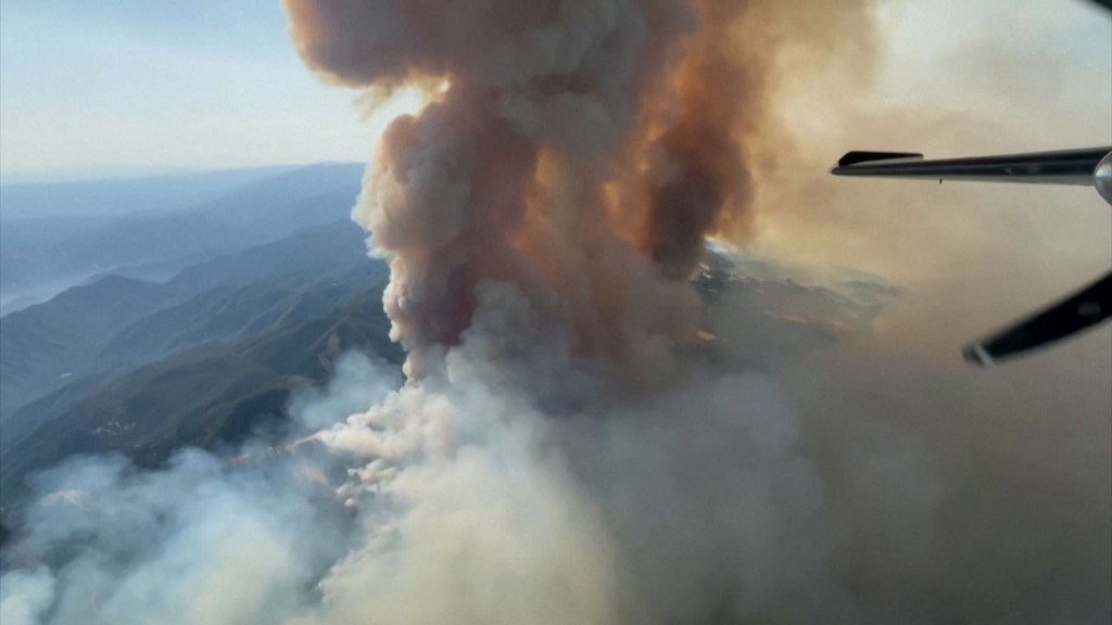 Video aéreo muestra las impresionantes nubes de humo del incendio Lake en California