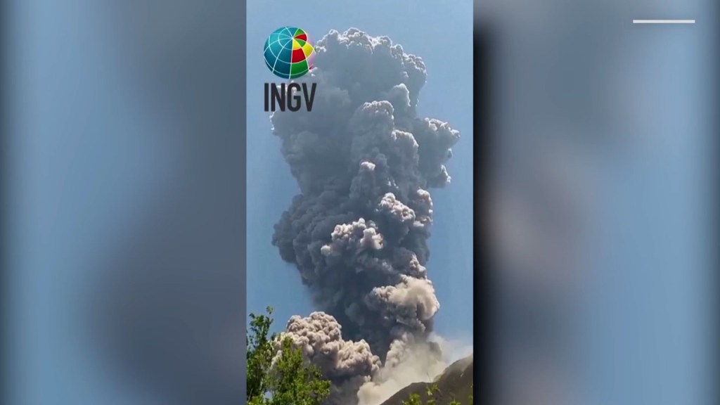El volcán Stromboli entra en erupción y eleva cenizas al cielo