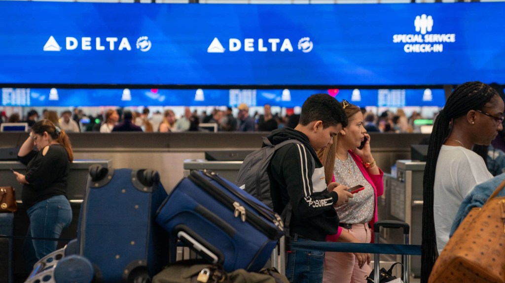 La pesadilla para los usuarios de Delta sigue, hay cientos de pasajeros varados