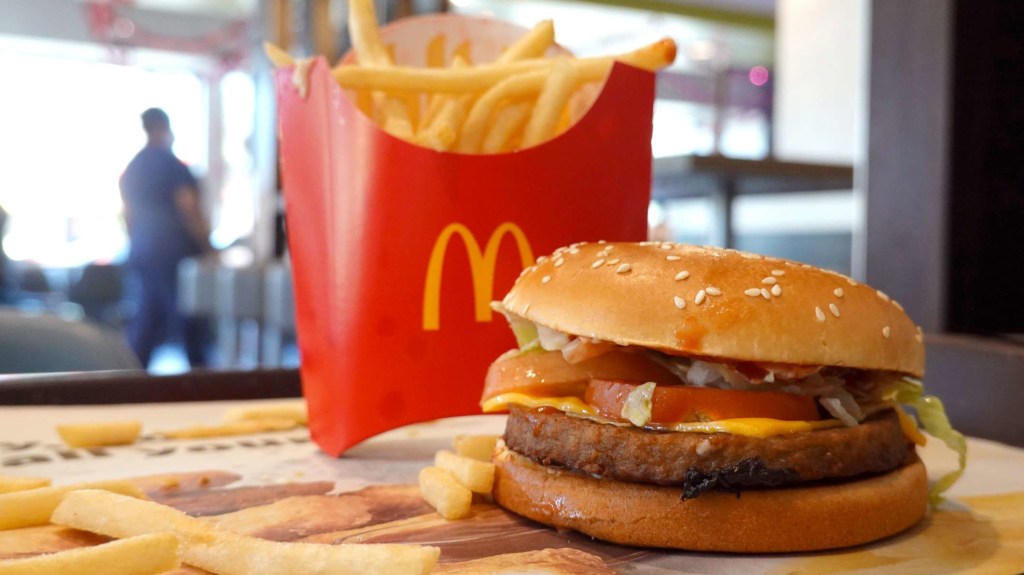 Las ventas de McDonald's bajan en EE.UU.