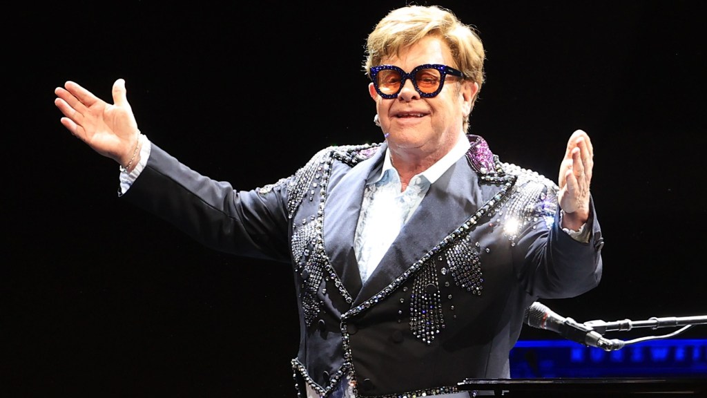 Elton John subasta su ropa: ¿comprarías alguna de estas prendas?