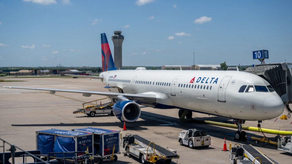 ¿Por qué Delta sigue cancelando vuelos mientras otras aerolíneas vuelven a la normalidad?