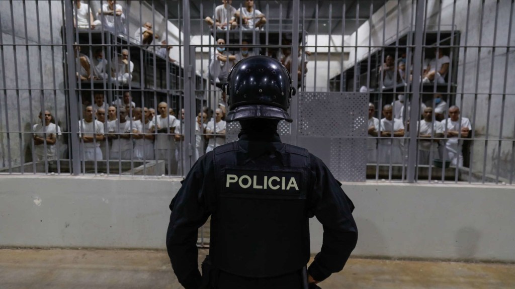 La Unidad de Defensa de DD.HH. y Comunitarios asegura acompañar más casos de tortura en cárceles de El Salvador
