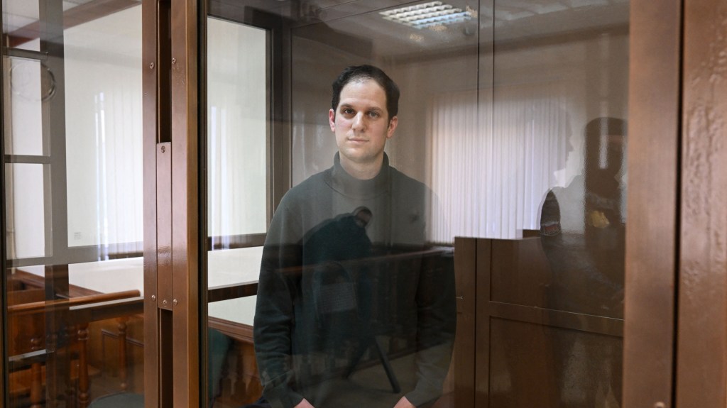 Así fue el momento en que el periodista Evan Gershkovich fue condenado en un tribunal ruso