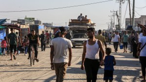 Los palestinos empacan sus pertenencias y huyen después de los ataques israelíes en Rafah en Gaza, el 21 de junio. (Abed Rahim Khatib/Agencia Anadolu/Getty Images)