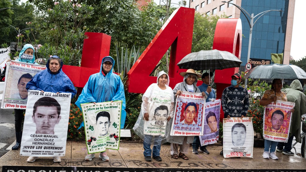 “Nos ha engañado y traicionado”, le dicen padres de víctimas de Ayotzinapa a López Obrador