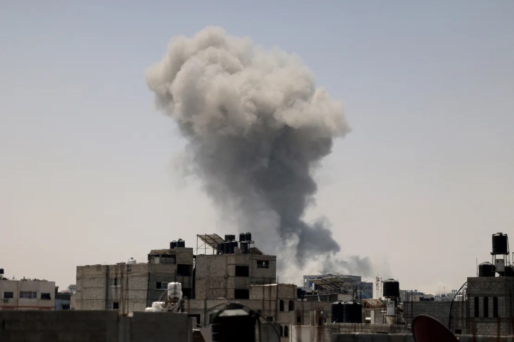 El humo se eleva tras el bombardeo israelí de la ciudad de Gaza, el 4 de julio. (Omar Al-Qattaa/AFP/Getty Images)