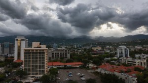 Jamaica e Islas Caimán esperan los vientos potencialmente mortales del huracán Beryl
