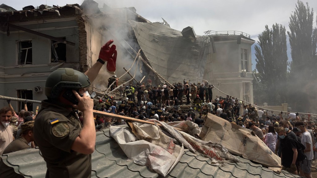 Buscan entre los escombros tras mortal ataque ruso a un hospital infantil en Ucrania
