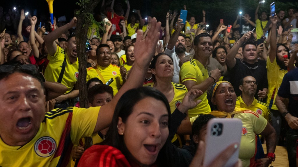 La emoción de Colombia por llegar a la final de la Copa América se apodera de las calles en Bogotá