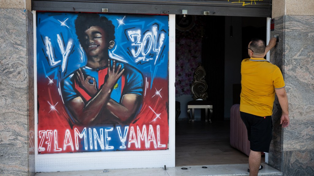 Así recuerdan a Lamine Yamal, estrella de la Eurocopa, en el barrio obrero donde creció