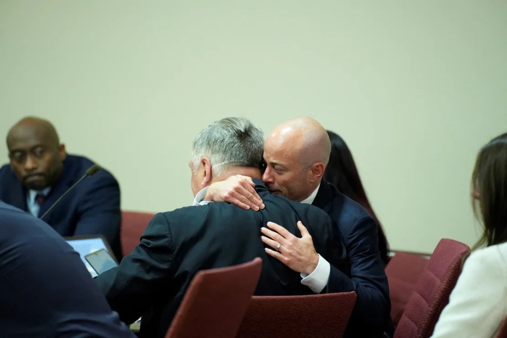 El abogado Luke Nikas abraza al actor Alec Baldwin durante su juicio por homicidio involuntario en el Tribunal de Distrito del Condado de Santa Fe en Santa Fe, Nuevo México, el 12 de julio. (Ramsay de Give/Pool/AFP/Getty Images)