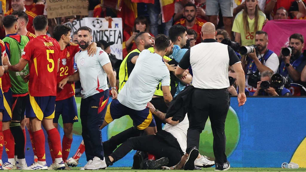 El insólito momento de la lesión de Morata al chocar con un guardia de seguridad