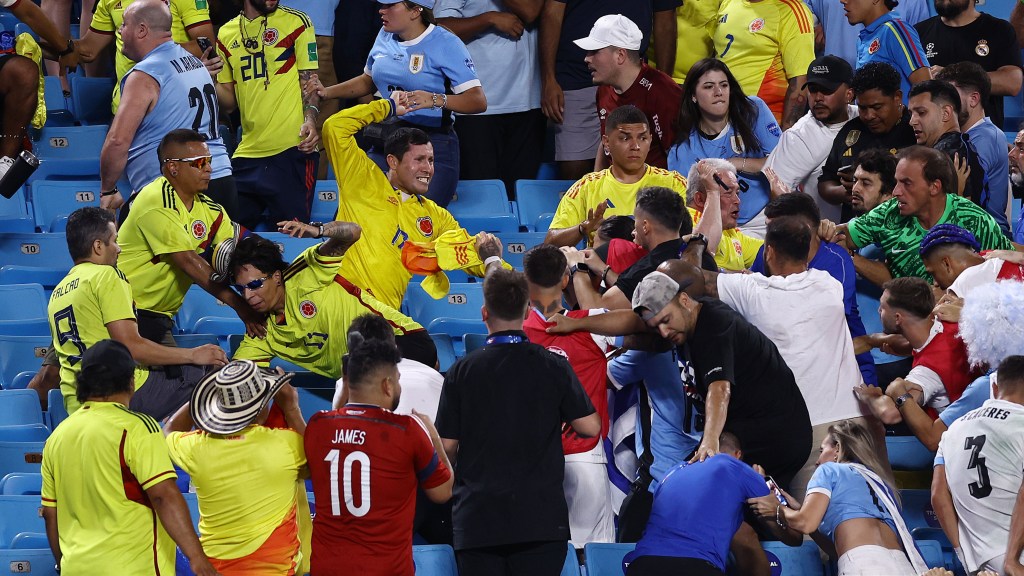 Aficionados se pelean durante el juego de Colombia y Uruguay