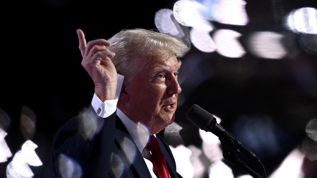 Trump promete terminar crisis de migración y completar el muro fronterizo