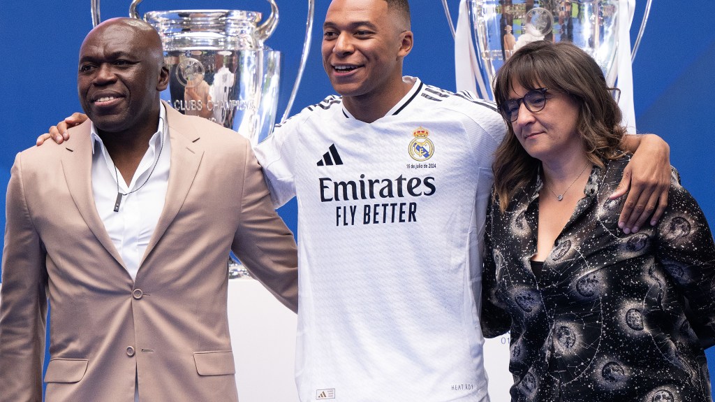Padre de Kylian Mbappé compra decenas de camisetas del Real Madrid tras la presentación del futbolista