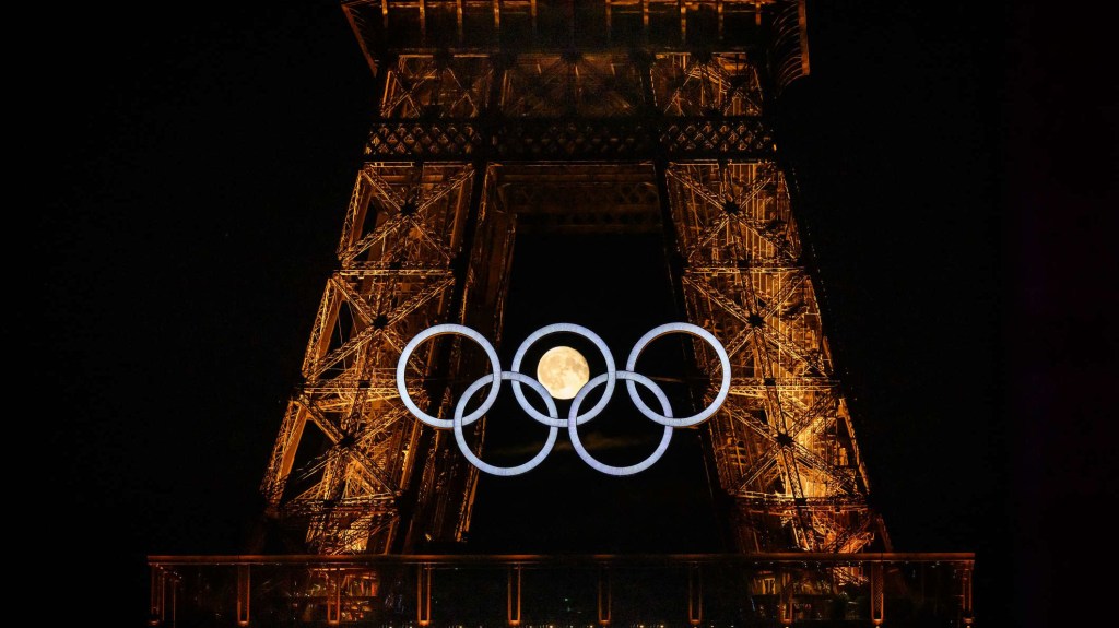 El momento exacto en el que la Luna pasó por los anillos olímpicos de la Torre Eiffel