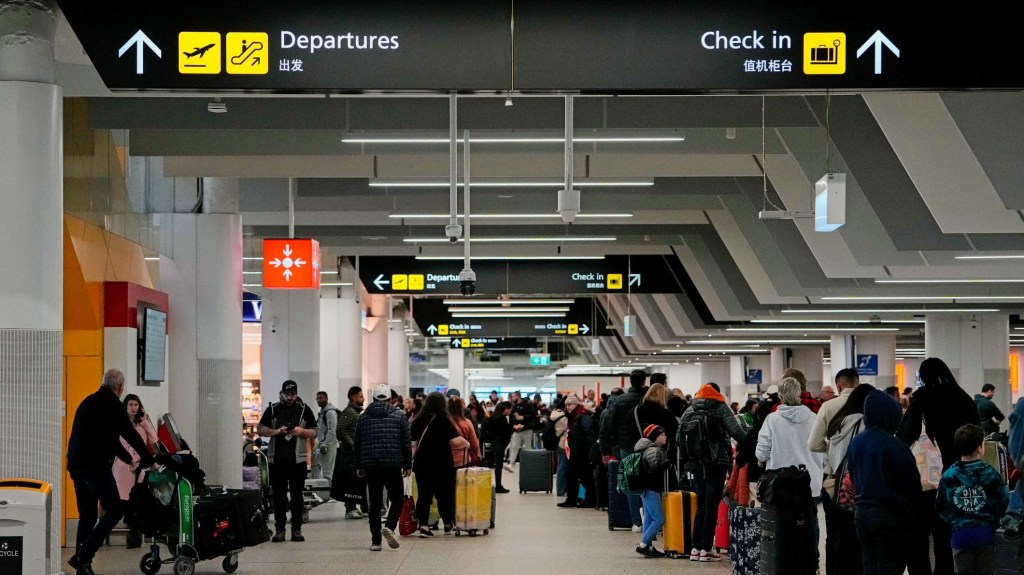 Pasajeros frustrados en aeropuertos de todo el mundo debido a falla informática