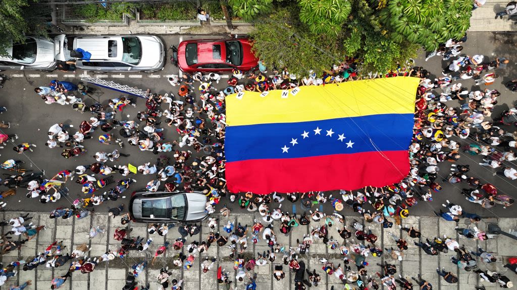 Venezolanos llegan a votar a su embajada en Ciudad de México