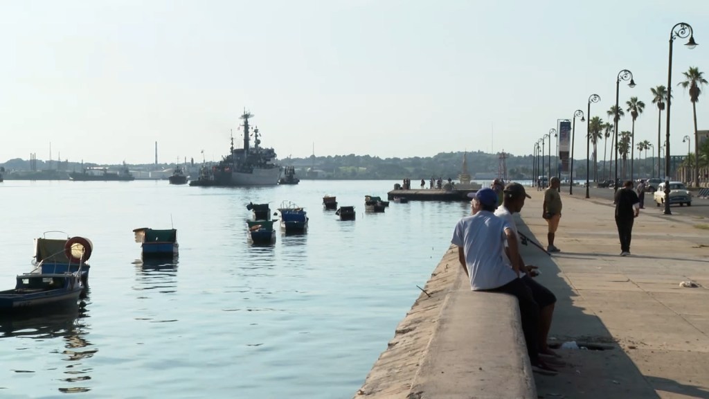 Buque ruso de la Flota del Báltico, visto desde el puerto de La Habana (CNN)