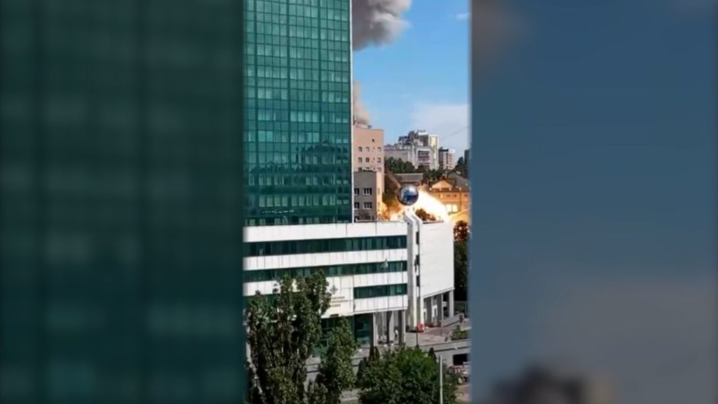 Video muestra el momento en que un hospital infantil ucraniano es alcanzado por un misil