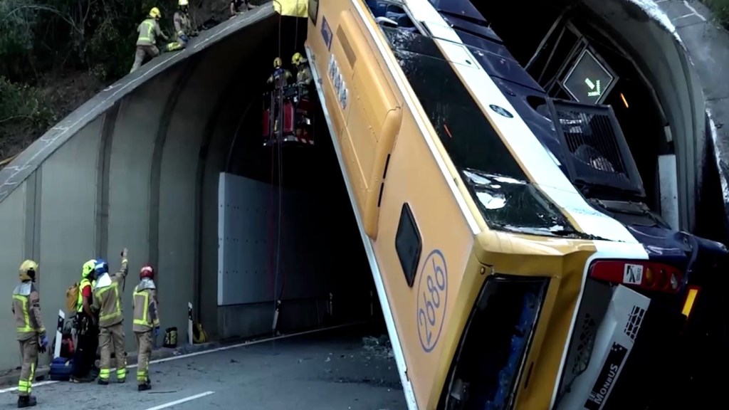 Impresionantes imágenes muestran grave accidente de autobús en un túnel en Cataluña