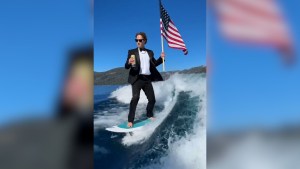 Mark Zuckerberg celebra el 4 de julio haciendo esquí acuático en traje y con la bandera de Estados Unidos