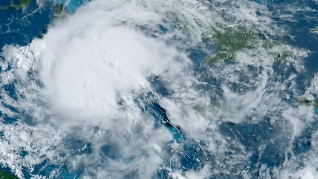 Satélite capta imágenes del huracán Beryl cerca de la península mexicana de Yucatán