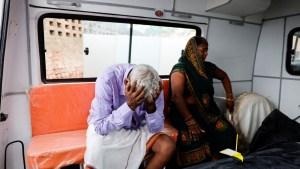 India investiga aplastamiento masivo que dejó más de 100 muertos
