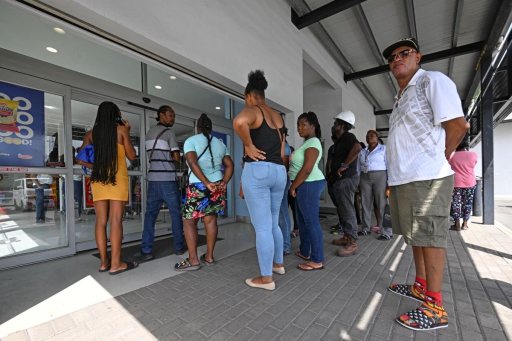 La gente espera afuera de la Panadería Nacional en Skibo Avenue mientras se preparan para el huracán Beryl en Kingston, Jamaica, el 2 de julio de 2024. (RICARDO MAKYN/AFP via Getty Images)