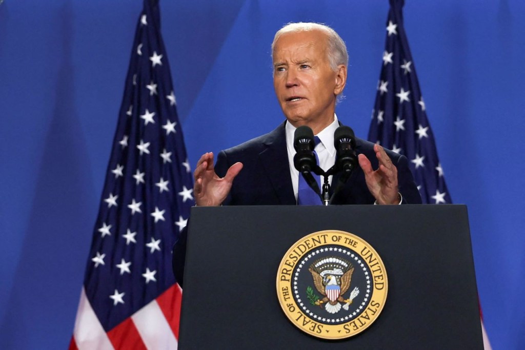 El presidente Joe Biden asiste a una conferencia de prensa durante la cumbre del 75º aniversario de la OTAN en Washington el 11 de julio. (Leah Millis/Reuters)