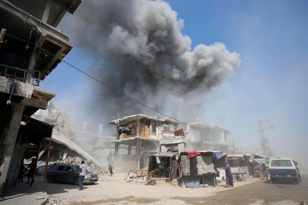 El humo se eleva sobre Khan Younis, tras el bombardeo israelí en el barrio a principios de esta semana. (Abdel Kareem Hana/AP)