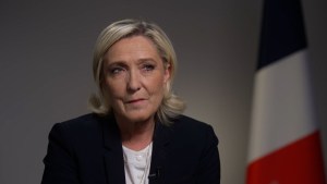 "No se trata de origen", Marine Le Pen defiende la controvertida política de "prioridad nacional"