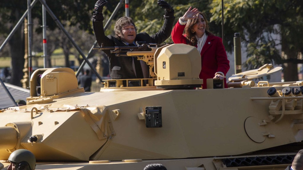 Milei y Victoria Villarruel se subieron a un tanque en el medio del desfile por el 9 de julio en Argentina