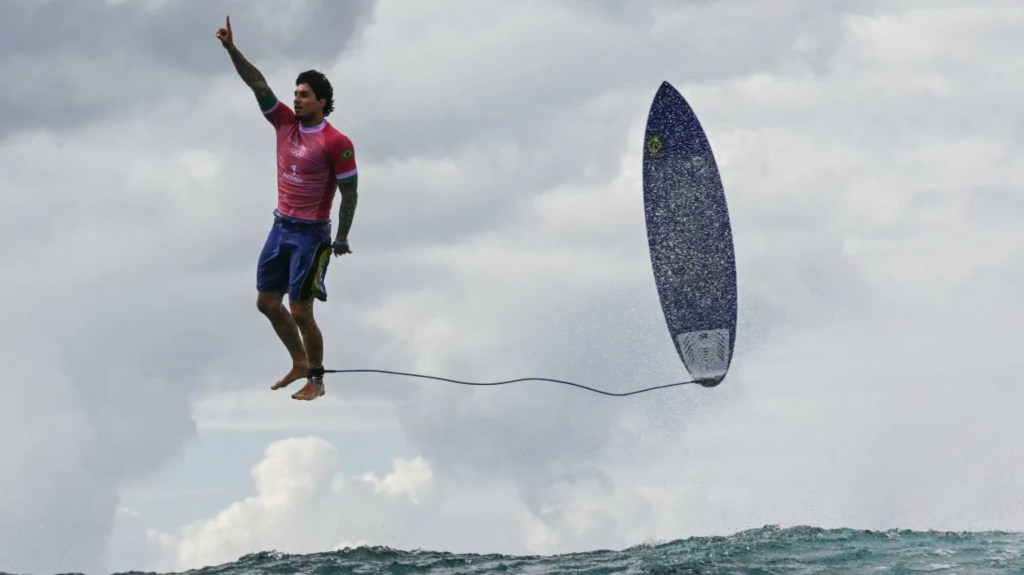 El brasileño Gabriel Medina reacciona después de su monstruoso puntaje de 9,90 en la quinta serie de la ronda 3 del surf masculino en la isla polinesia francesa de Tahití el 29 de julio. (Crédito: Jerome Broulliet/AFP/Getty Images)