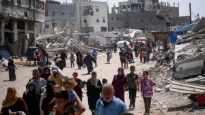 Miles de palestinos fueron desplazados por el renovado ataque de Israel contra partes de Khan Younis, en el sur de Gaza, el lunes, tras una orden de evacuación del ejército israelí. (Abdel Kareem Hana/AP)
