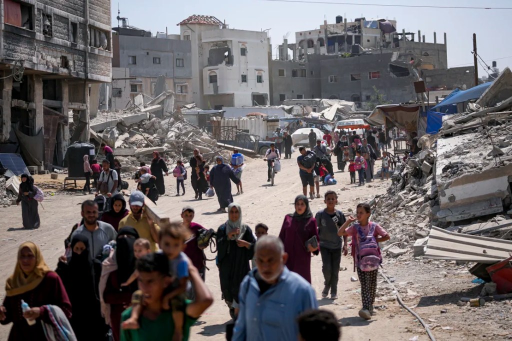 Miles de palestinos fueron desplazados por el renovado ataque de Israel contra partes de Khan Younis, en el sur de Gaza, el lunes, tras una orden de evacuación del ejército israelí. (Abdel Kareem Hana/AP)