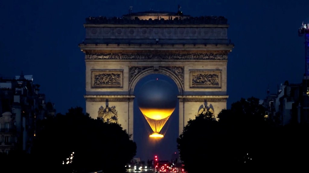 Así se elevó el pebetero olímpico detrás del Arco del Triunfo en París 2024