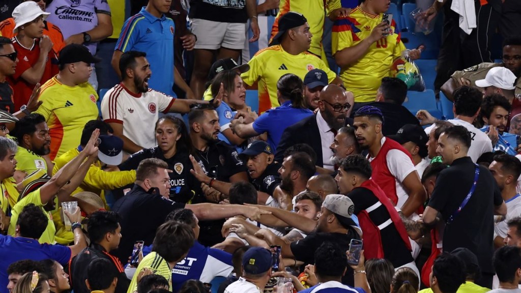 Los aficionados de Colombia pelean con los aficionados de Uruguay durante el partido semifinal de la CONMEBOL Copa América 2024 entre Uruguay y Colombia en el estadio Bank of America el 10 de julio de 2024 en Charlotte, Carolina del Norte. (Foto de Tim Nwachukwu/Getty Images)