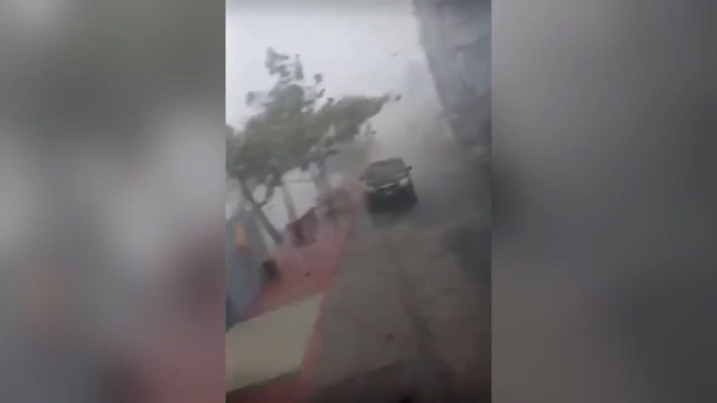 Vientos y lluvias catastróficas, así se ve el paso del huracán Beryl en el Caribe