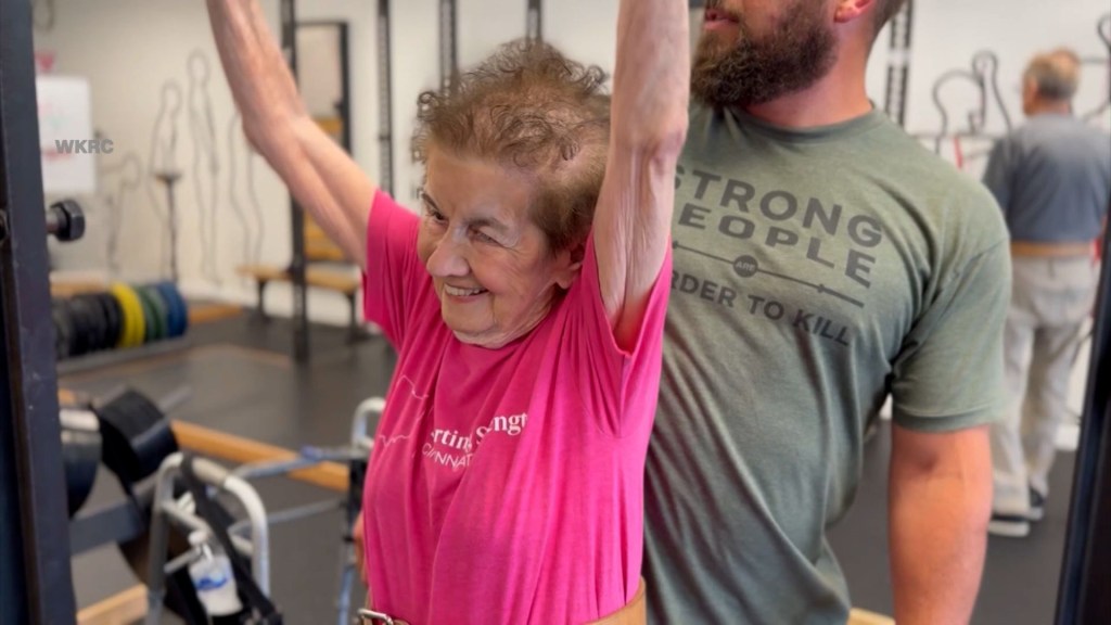 Una mujer de 97 años inspira a otros con lo que puede levantar en el gimnasio