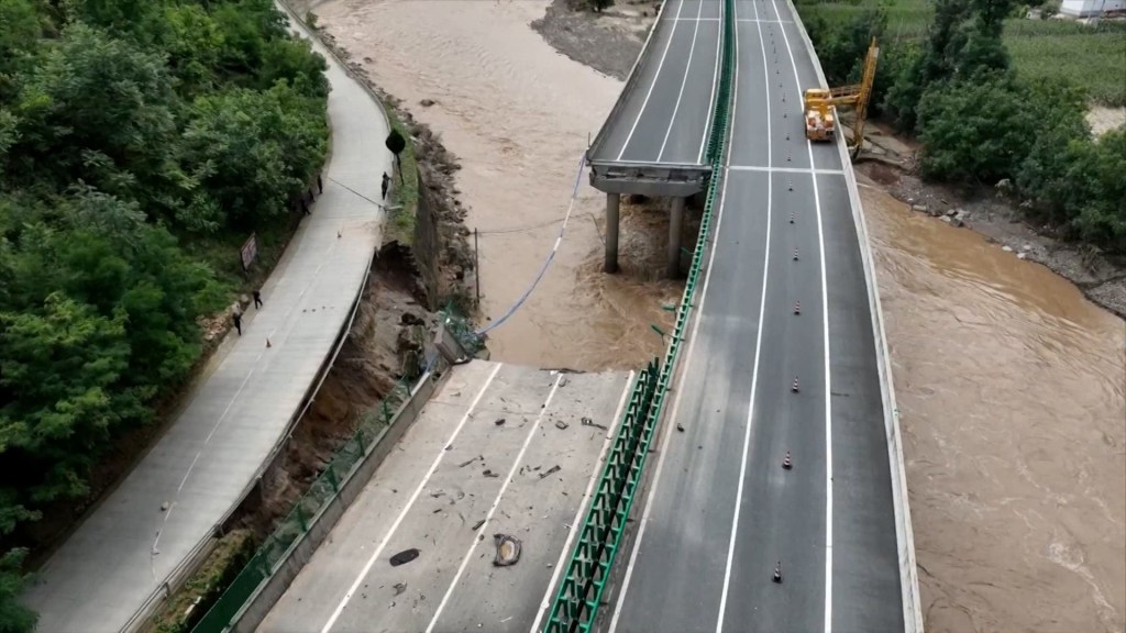 Así se ve el puente derrumbado tras fuertes lluvias en China que dejó varios muertos y heridos