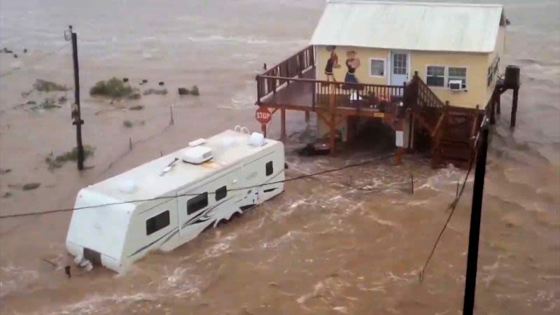 Video muestra grandes inundaciones en Texas tras el paso del huracán Beryl