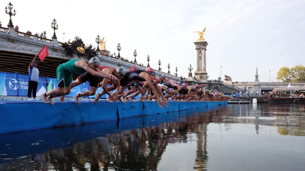 Atletas compiten en la prueba de triatlón de élite masculina en el río Sena, en el puente Alexandre III, el 18 de agosto de 2023. (Crédito: Stephanie Lecocq/Reuters)