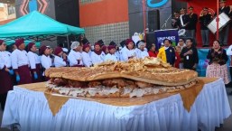 Así es el sándwich de chola más grande del mundo elaborado en Bolivia