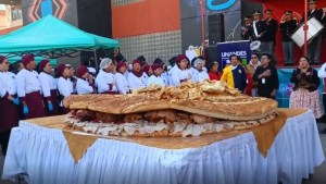 Así es el sándwich de chola más grande del mundo elaborado en Bolivia