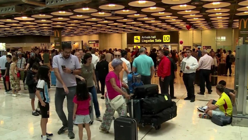 Mira como la caída mundial de CrowdStrike colapsó el aeropuerto de Barajas en Madrid