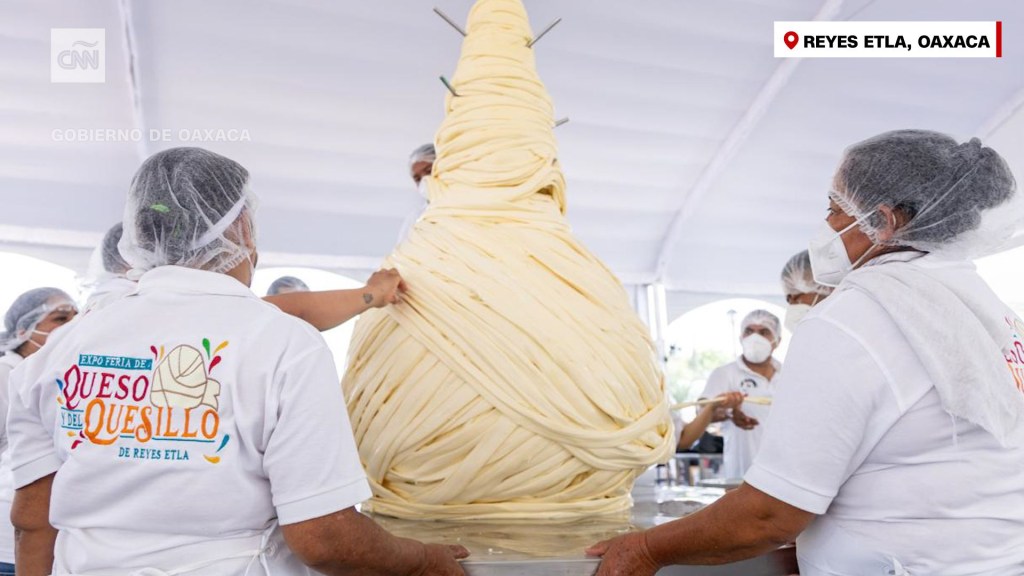 Así elaboraron el quesillo o queso Oaxaca más grande del mundo