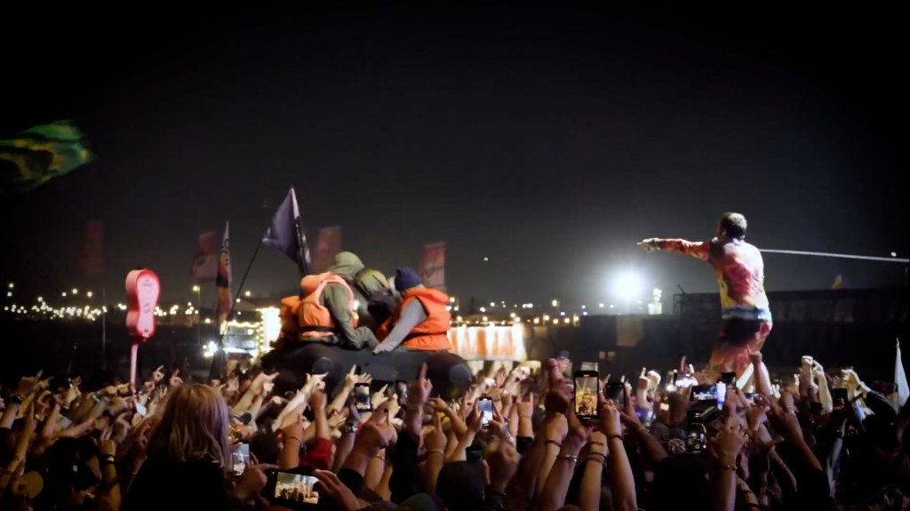 Banksy presenta una balsa inflable durante concierto de Idles en Glastonbury